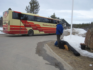 Eskelisen linjurit kuljettavat matkailijoita Lapin maakunnassa. Reijo pyrkimässä Eskelisen kyytiin.
