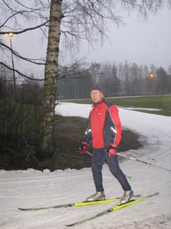 Perttulan nurmilla hiihteli 700 metrin lenkkiä monta hiihtäjää