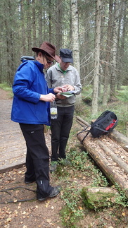 Kun matkaa oli jäljellä vaivaiset puolitoista kilometriä, pidettiin viimeinen juomatauko ja kaivettiin taas kartat esiin.