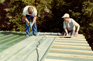 Latu-Miilun majalle asennettiin peltikatto alkuperäisen huopakatteen päälle kesäkuussa 1981.
