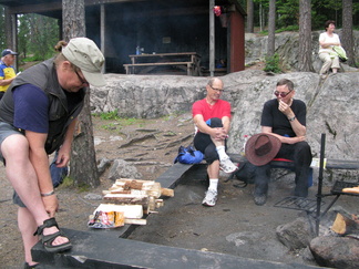Mustalammelle päästyämme istahdimme nauttimaan eväitämme...