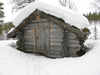 Tiistaipäivä valkeni sateisen tuhnuisena, mutta hiihtämässä taaskin käytiin eri suunnilla. Tämä pikku kämppä löytyy Luttojoen rantatöyräältä. Karvaselän kummituskämppä!
