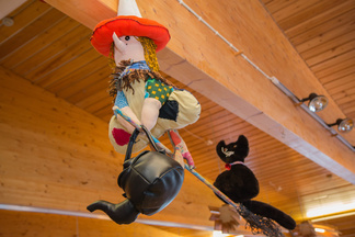 Pääsiäisviikolla päärakennuksen ravintolasalin ilmatilassa liiteli useampikin trulli kissoineen ja kahvipannuineen.