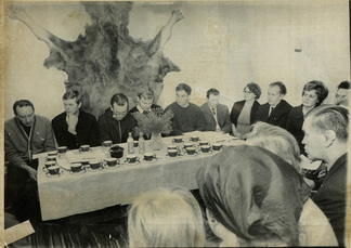 Kulomäen majalla pidettiin myös yhdistyksen kokouksia. Edessä oikealla lähin mieshenkilö on tunistettavissa Rainer Paasoseksi.