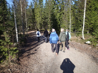 Välillä pääsimme kokeilemaan jalkineittemme pitoa hiekkatielläkin.