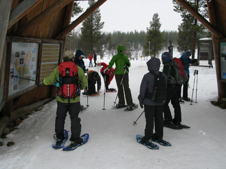 Lähdimme aamupalan jälkeen taas lumikenkäilemään.