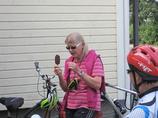 Patastenmäessä Erkylänkadun Siwa oli auki, joten suunnistimme jäätelöaltaille!