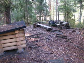 Iso-Karhulammilla on tulentekopaikka.