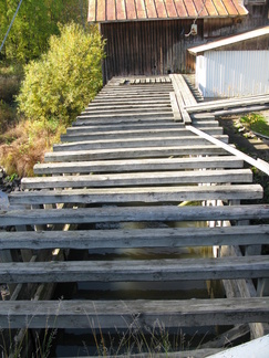 Vettä on johdettu joesta puista ränniä pitkin myllyn käyttövoimaksi.