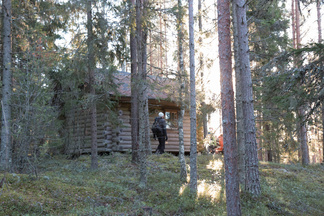 partiolaisten majan pihapiirissä