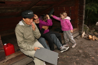 Iltanuotiolla meno meinasi yltyä villiksi.