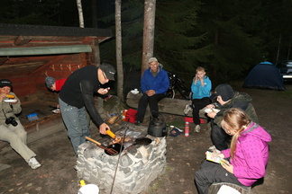 Makkaraa, maissia ja lettuja.