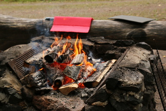 Ilta pimeni, tuli hiipui ja väki siirtyi yöpuulle.