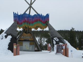 Saariselän päässä ladulle lähtevä hiihtäjä ei voi olla huomaamatta tätä porttihökötystä. 