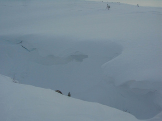 Kurun päässä oli petollinen lumilippa, jonka päälle ei ole meneminen.