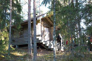 partiolaisten majan pihapiirissä