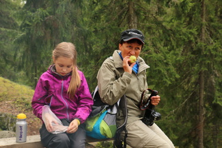 Isoäiti ja tyttärentytär.