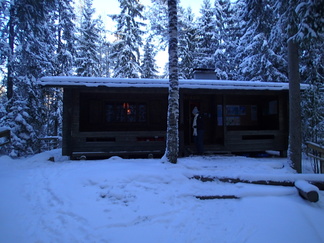 Latu-Miilun lämpimät valot houkuttelevat ohikulkijaa hiihtokauden alettua.