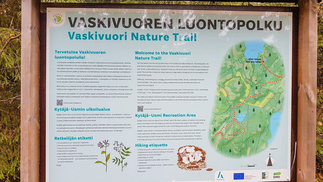 Vaskivuoren luontopolku alkaa Usmin uimarannan P-paikalta. Opastaulu.