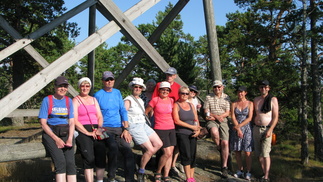 Yhteispotretti näkötornin juurella.