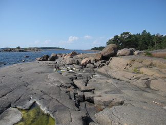 Ulko-Tammion retkipäivien aikana paikalleen jämähtänyt korkeapaine piti ulkolämpötilan noin kolmessakymenessä asteessa. Onneksi merivesi vaikutti olevan vajaat kymmenen astetta viileämpää. Siksi kävimme välillä pulahtamassa! Kalliot olivat myös auringonpaahteen kuumentamat.