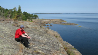 Kalliolta on jykkä ja korkea pudotus mereen.