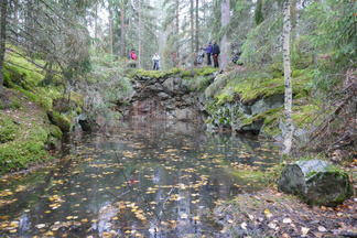Hopeavuorella. Hopeavuorta kaivettiin kahteen otteeseen. Ensimmäinen kierros tapahtui 1550-luvulla ja toinen vuosina 1616 – 1629. Arvometalleja ei kaivoksesta koskaan löytynyt.