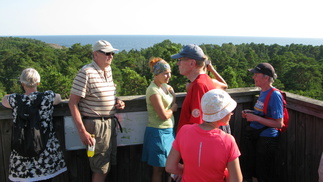 Nousimme saaren keskiosassa olevaan torniin.