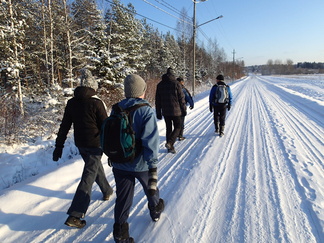 Usminjärventiellä kuunneltiin korvat höröllä takaa tulevia autoja.