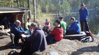 Tältä laavulta löytyi viisi nuorta miestä viikonlopun vietosta. Tulilla paistui 4 keskikokoista ahventa, joten onkimisen jatkaminen iltapäivällä välkehti varmaan poikain mielessä.