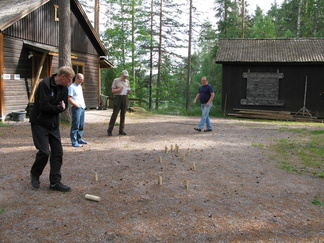 Saunomisen ja uimisen jälkeen pelailtiin vielä mölkkyä.