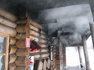 Keskiviikkoaamuna tuprutteli savusaunan suunnalta sankka savu. Illaksi on sitten kyly kunnossa.