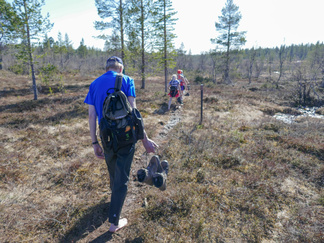 Päättelimme, ettei kenkiä kannata vetää jalkaan varvaskylvyn jälkeen. Kävelimme siis loppumatkan paljain jaloin.