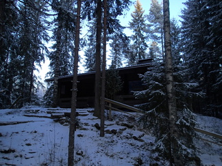 Maja tuntui odottavan reilusti lisää lunta ja sen mukana hiihtäviä asiakkaita runsain mitoin. Majahan avaa ovensa hiihtokauden auettua. Tervetuloa silloin!