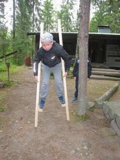 Puujalat ovat nykylapsille hiukan kännykkää oudompi leikkiväline, mutta näkyy homma pelittävän näilläkin!