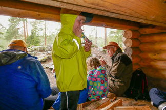 Onneksi Kaksoislammilla on laavu, joka antaa hiukan suojaa sateelta.