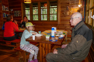 Tuvan pöydän ääressä nautittiin aamupuuroa