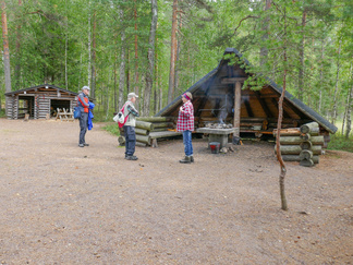 Harjujärven rannassa on puolikota ja tulipaikka