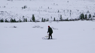 Ahopään takarinteillä meitä vastaan tuli vanhempi pariskunta potkukelkoilla!