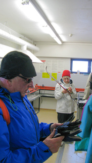 Niilanpää-hotellirakennuksen alakerrassa on suksien säilytys- ja hoitohuone.