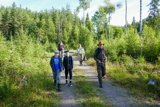 Sunnuntaiamuulla patikoimme Iso-Kypärälammelle
