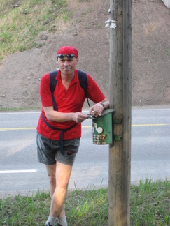 Tiikerinlenkin kiertäjä täyttää osallistumislapun ja palauttaa sen suorituslaatikkoon. Tässä puolalainen Adam Ryszkowski pudottamassa kuponkia Herusten laatikolla.