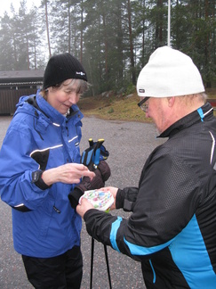 Olli jakeli ylimääräiset joulukarkit pois