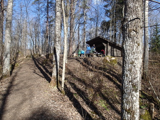 Laavulla Ikinvelpiiriläiset olivat saaneet jo nuotion pystyyn.