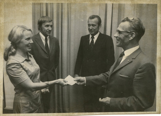 Syyskuussa 1973 Tiikerinlenkin kävelyn pääpalkinnon - viikon tunturihiihtomatkan lahjoitti Teho-Sokos. Toimitusjohtaja, talousneuvos Elof Sarlin  (oikealla) luovuttamassa lahjoitusta Hyvinkään Ladun edustajille rouva Hely Niemiselle ja insinööri Risto Lehtimäelle (toinen vasemmalta). Tavaratalopäälikkö Pentti Vanhanen todistaa tapahtumaa, Marraskuussa arvotun pääpalkinnon voitti neiti Pirkko Latva.