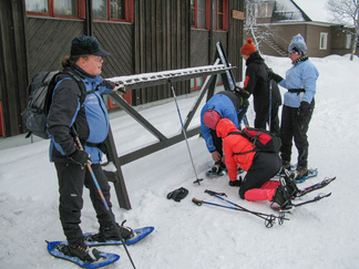 Keskiviikkona sovittelimme lumikengät jalkaan ja lähdimme retkelle lähimaastoon. 