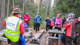 Iso-Karhun nuotiopaikalla oppaamme kertoi alueen kiviteollisesta historiasta