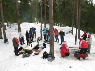 Kaksoislammen laavulla tapasimme Nurmijärven Ladun lumikenkäretkeläiset, jotka olivat myös tulleet kauniina kevätpäivänä retkelle Usmiin.