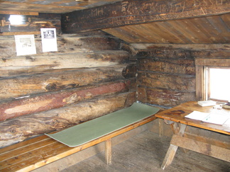 Kämpän sisustus on karun oloinen, mutta riittävä.