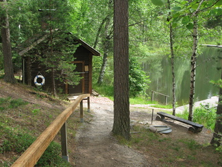 Lammen rantaan johtavan polun päässä on rantasauna